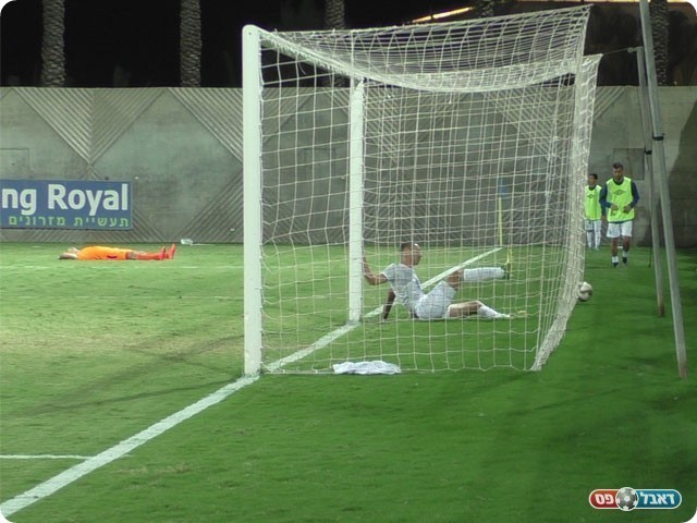 פליקר מפספס מול שער ריק (שקד מורג)